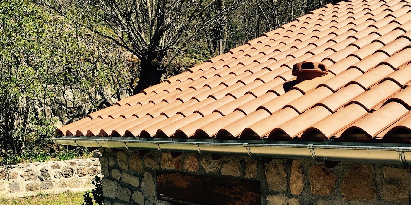 zinguerie avon avec pose de gouttières pour assurer l’évacuation efficace des eaux pluviales et protéger la maison