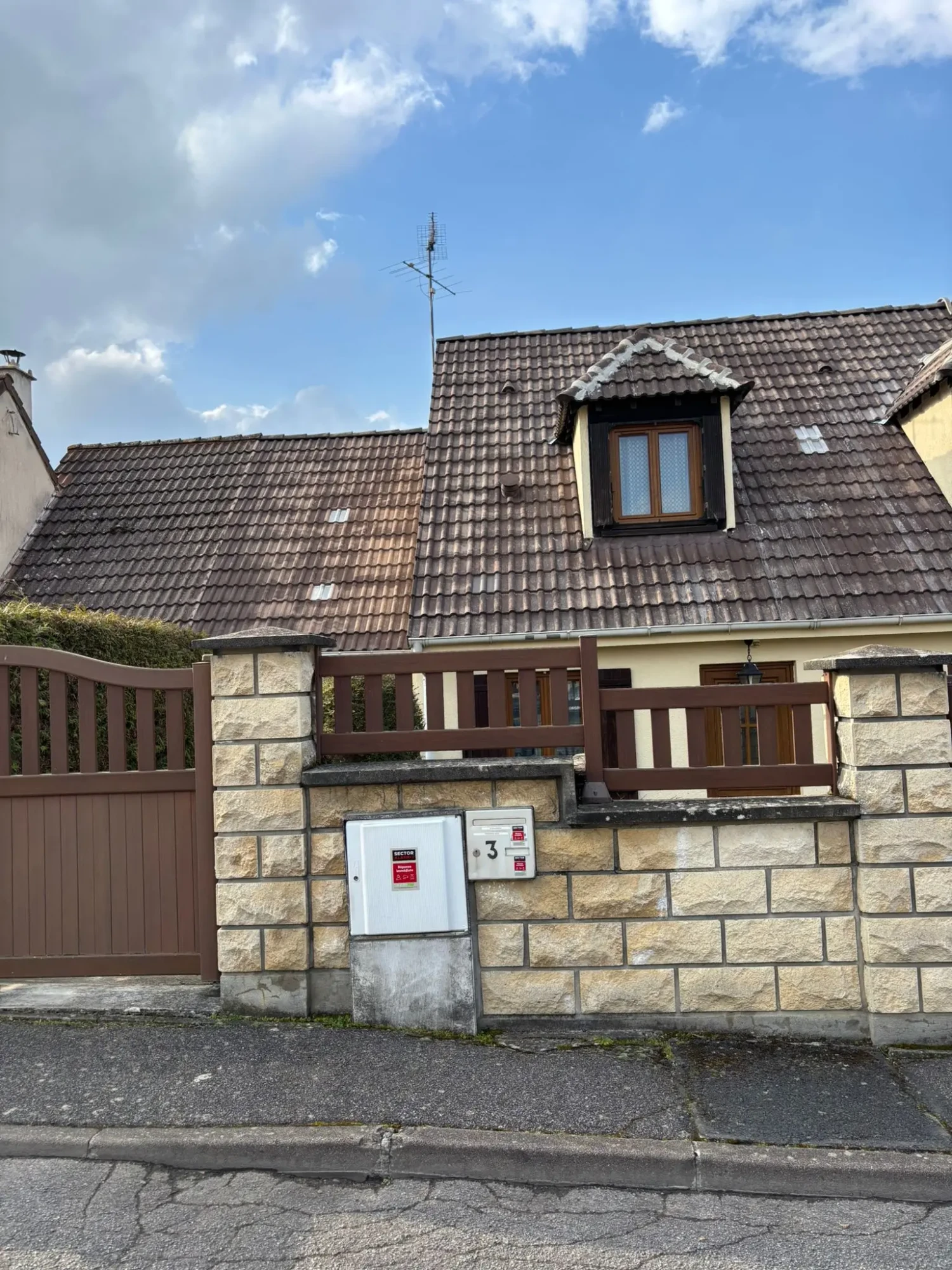 nettoyage toiture avon avec démoussage ciblé pour éliminer mousses, lichens et préserver l’intégrité des tuiles