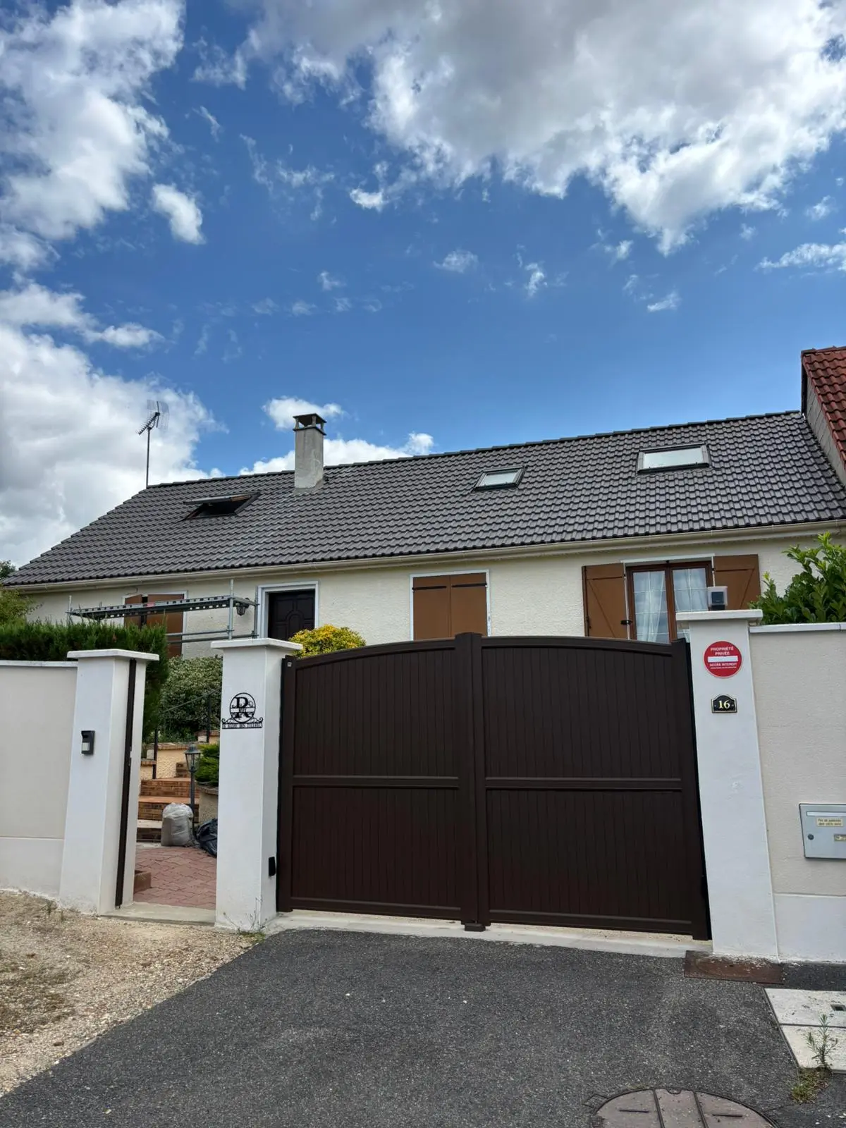 nettoyage toiture avon avec application d’un traitement hydrofuge pour renforcer l’imperméabilité et protéger la toiture durablement