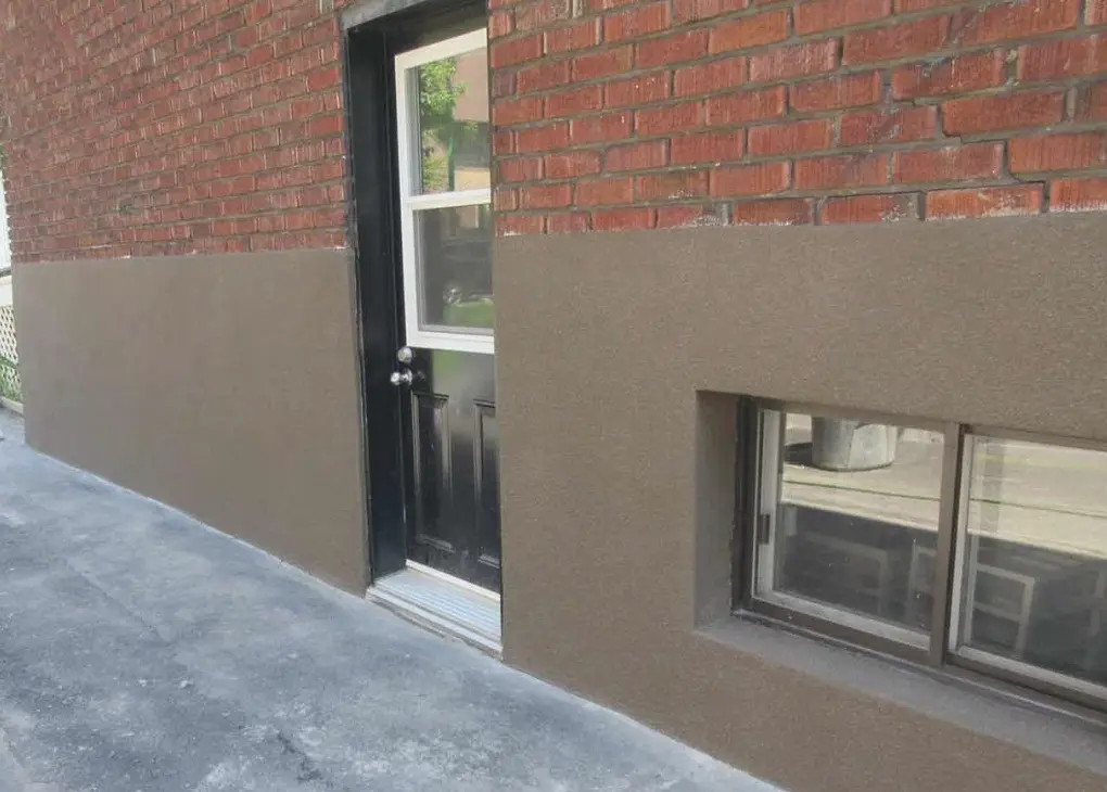 ravalement de façade avon avec application d’enduit pour corriger les fissures et renforcer la protection des murs