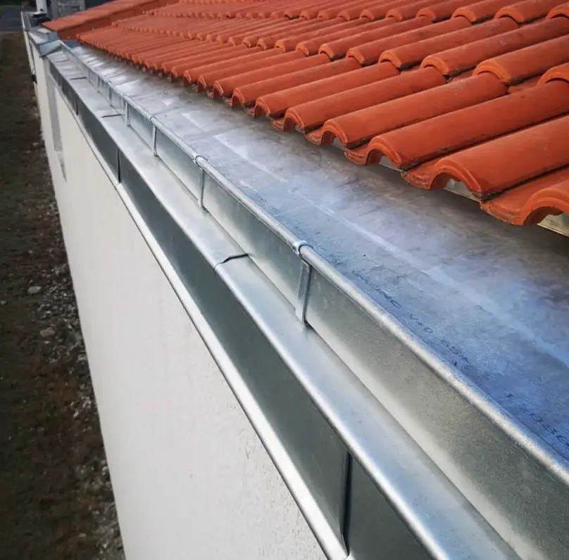 zinguerie avon avec chéneaux en zinc pour gérer de forts volumes d’eau et protéger la toiture durablement