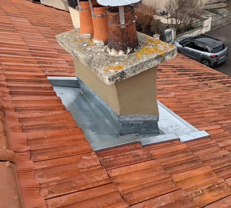 zinguerie avon avec reprise des pieds de cheminée pour renforcer l’étanchéité et protéger la toiture